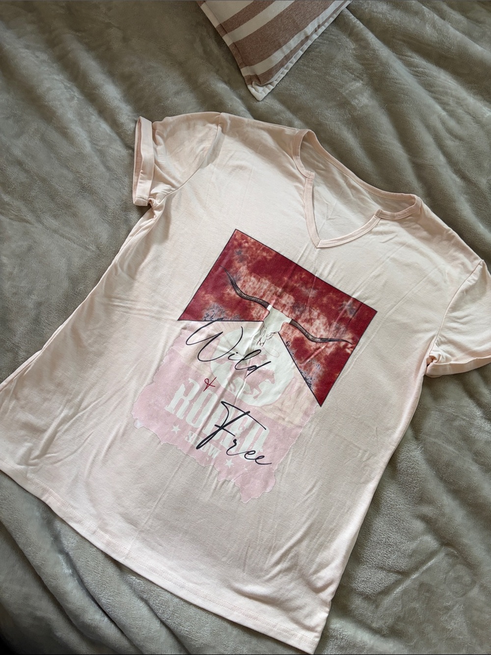 Women’s Pale Beige Graphic V‑Neck Tee - Wild & Free